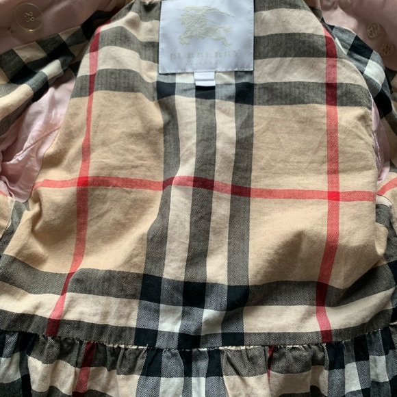 Burberry jacket for a 8year old beautiful light pink color.